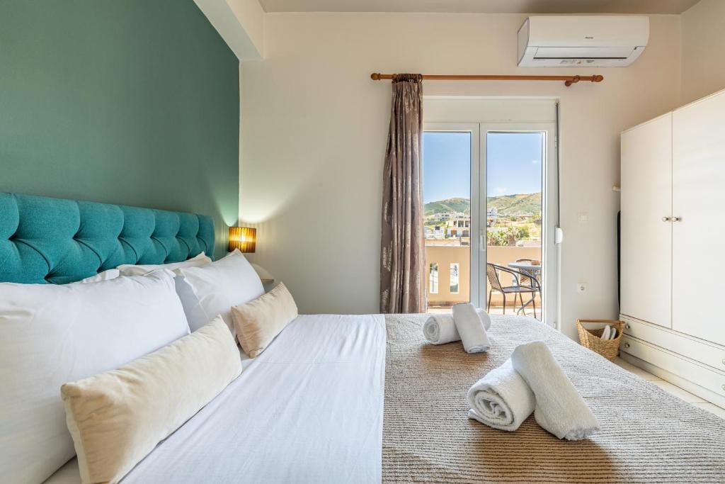 En eller flere senge i et værelse på kissamos seaside bliss