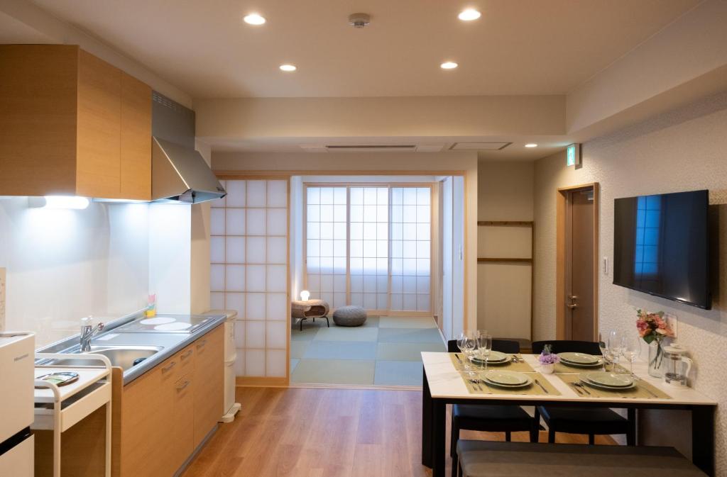Una cocina con una mesa y un comedor. en 北宿kitayado, en Osaka