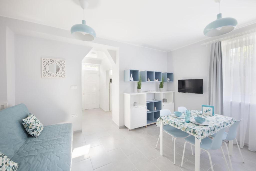 Televízia a/alebo spoločenská miestnosť v ubytovaní TópART Apartman I