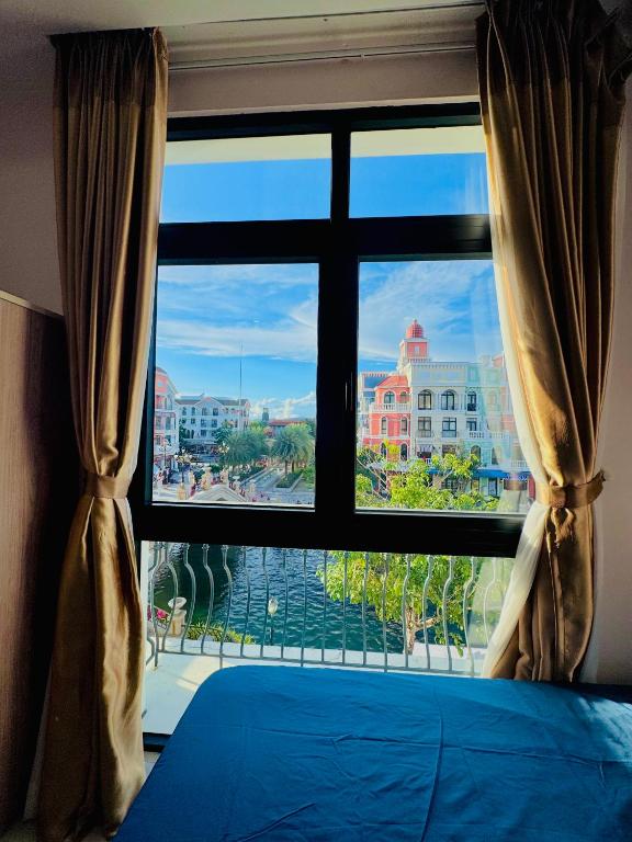 Postel nebo postele na pokoji v ubytování Mila Homestay Grand World Phú Quốc