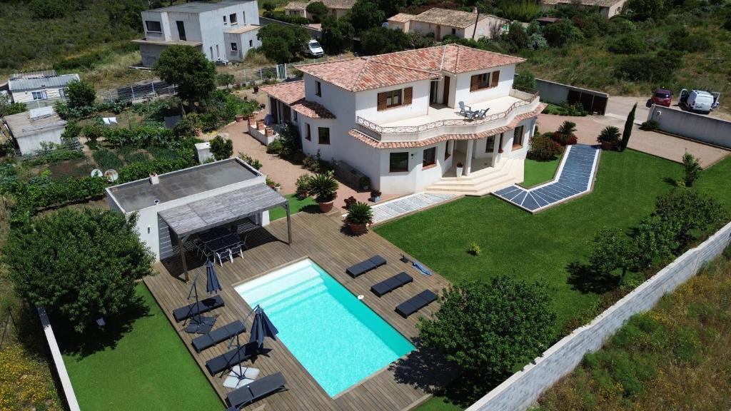une vue aérienne d'une maison avec piscine dans l'établissement Villa avec piscine à Lecci, à Lecci