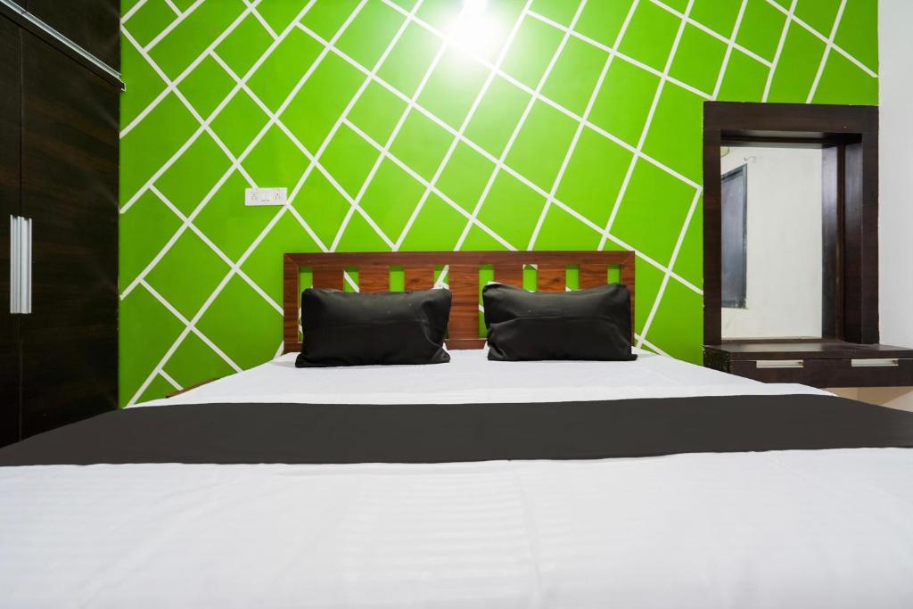 Postel nebo postele na pokoji v ubytování Hotel O The Heaven Inn