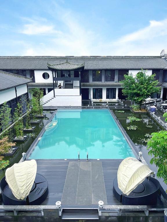 昆明Gongxili-Xijian Hotel - Kunming Dongfeng East Road Dashuying Metro Station的大楼前游泳池的顶部景色