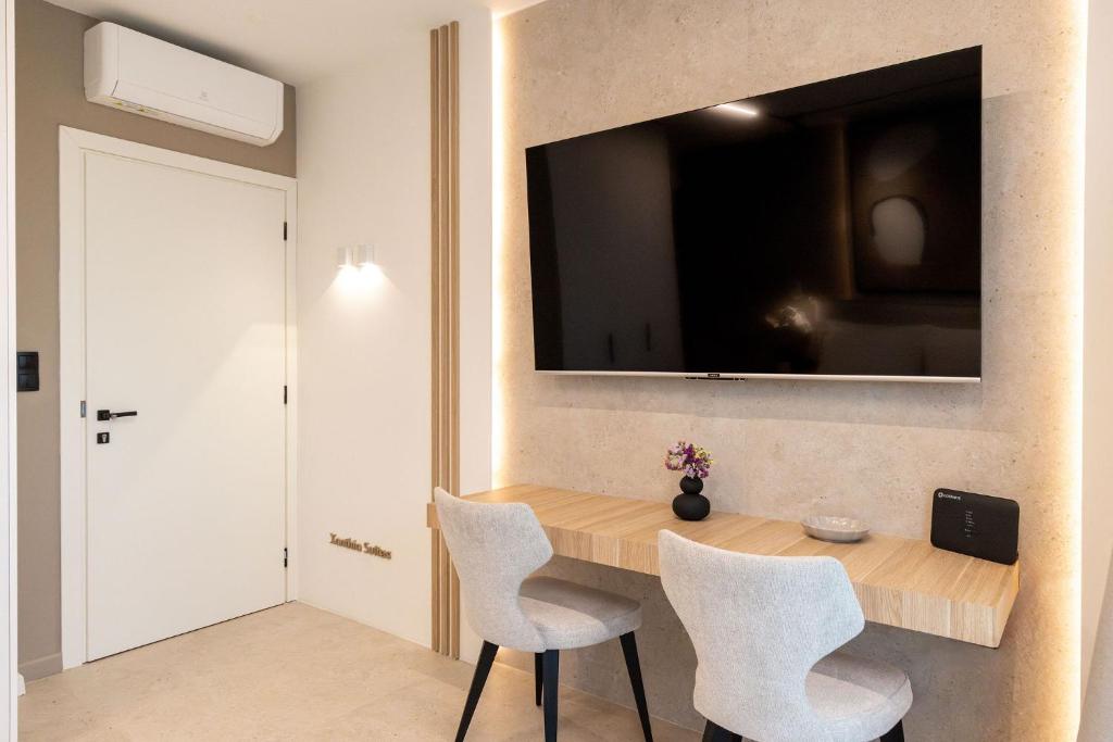 TV a/nebo společenská místnost v ubytování Xanthia Suites