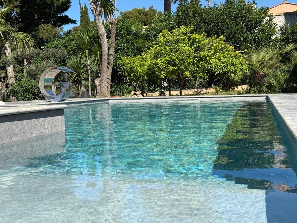 una piscina con agua azul en un resort en Starblue VILLA 172m2 - Mer et spa, en Carry-le-Rouet