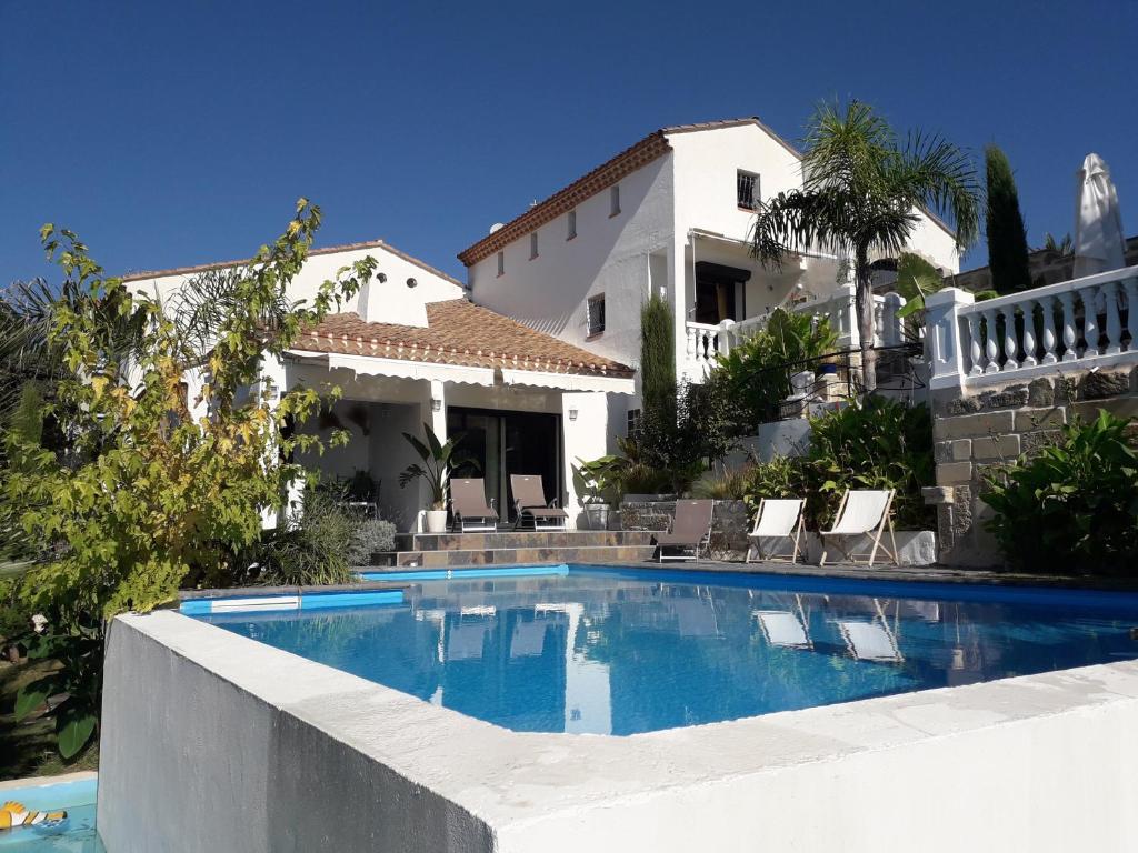 une piscine devant une maison dans l'établissement leboncoin, à Pignan