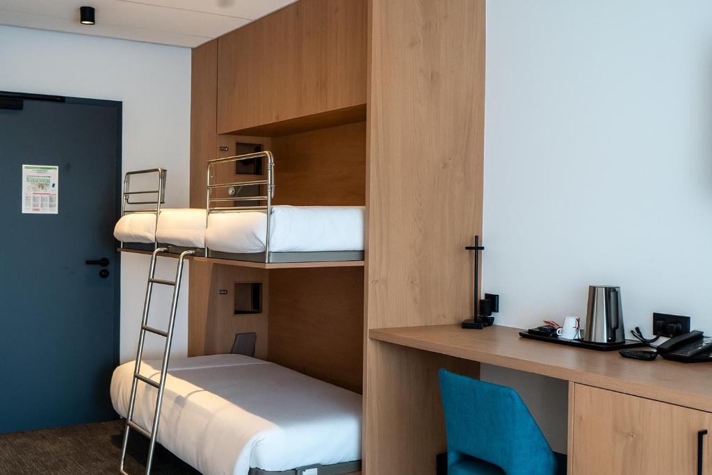 Postel nebo postele na pokoji v ubytování Brit Hotel Grand Hotel Munster