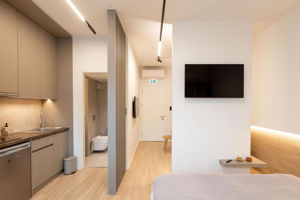 TV a/nebo společenská místnost v ubytování Xanthia Suites