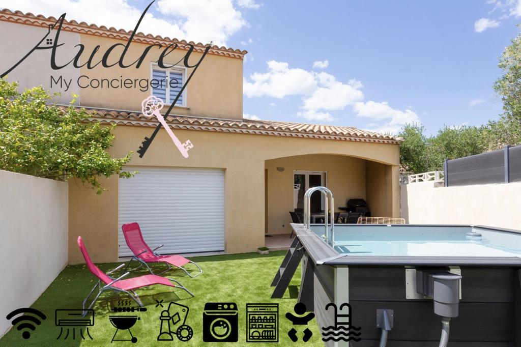 une cour avec une piscine et une maison dans l'établissement Chez Morgane - Charmante maison familiale proche des remparts, à Aigues-Mortes