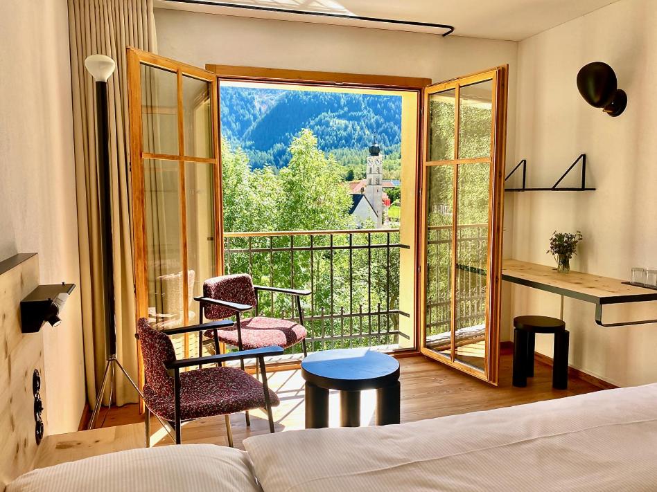 Vista generica sulle montagne o vista sulle montagne dall'interno della locanda