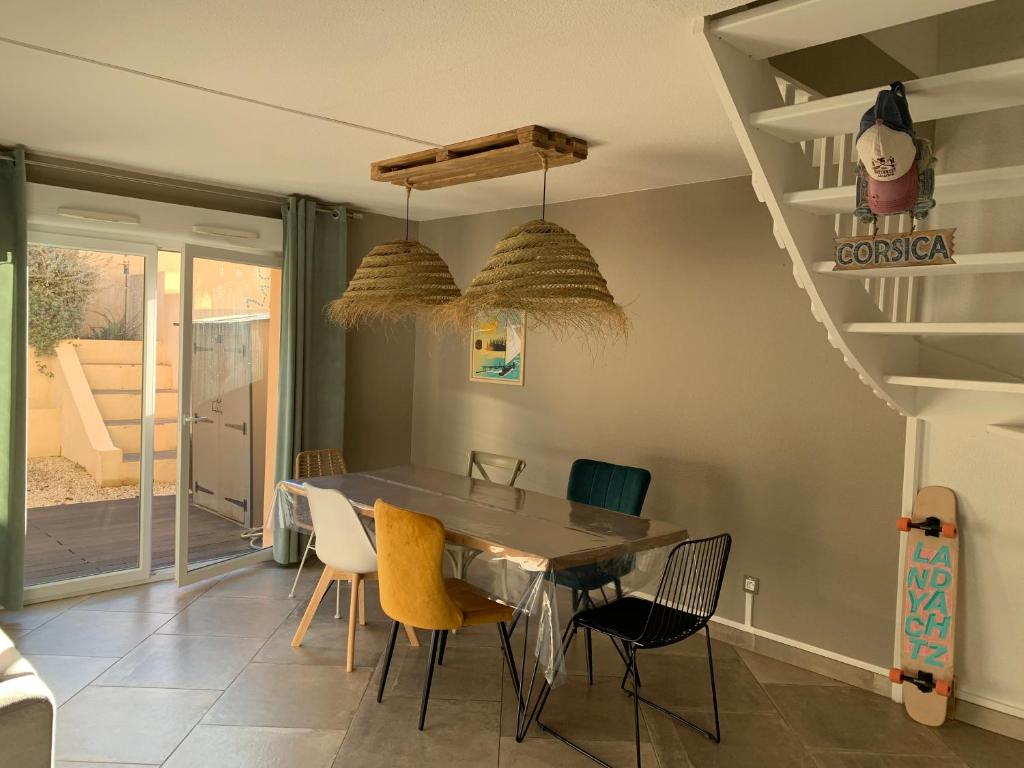 une salle à manger avec une table et des chaises dans l'établissement La Petite Villa du Soleil, à Lavalette