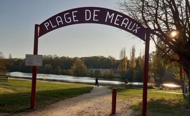 ein Schild mit der Aufschrift Place de Melly in einem Park in der Unterkunft Maison familiale Vintage à Meaux in Meaux