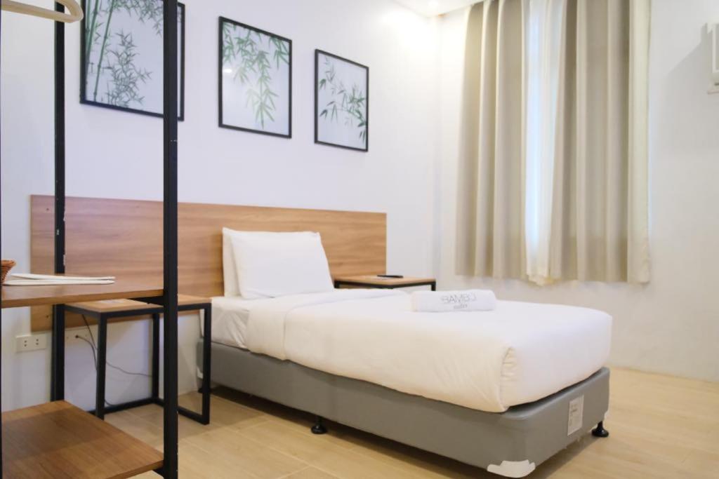 Postel nebo postele na pokoji v ubytování Bambu Suites