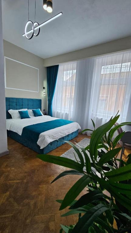 锡比乌Home Dulcesa的一间带床和盆栽的卧室