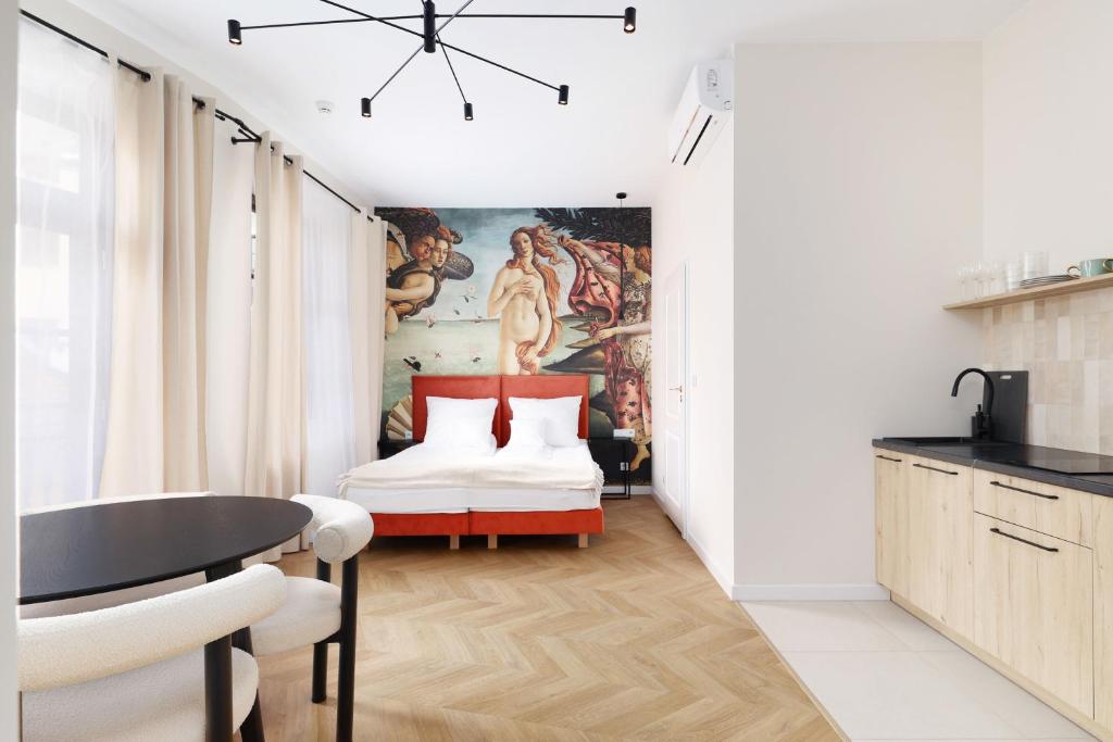 una camera con un letto e un dipinto sul muro di Hetman Main Square Apartments a Cracovia