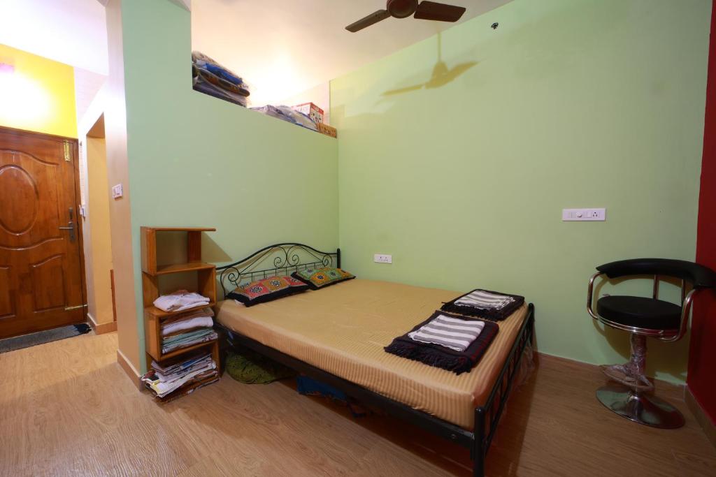 Postel nebo postele na pokoji v ubytování Chithralaya Guest House