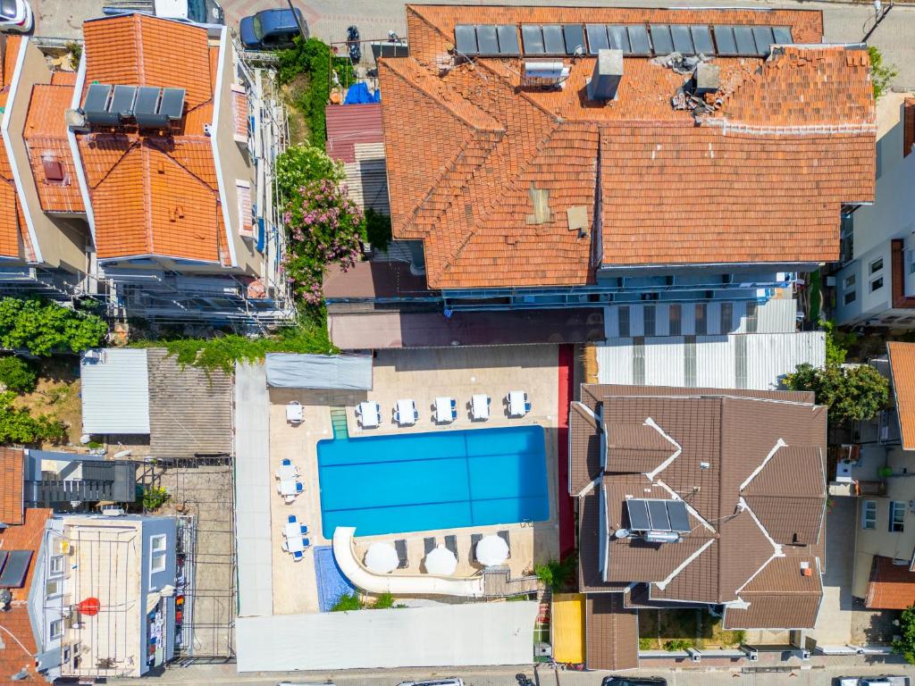 Bazén v ubytování Aliş Hotel Fethiye nebo v jeho okolí