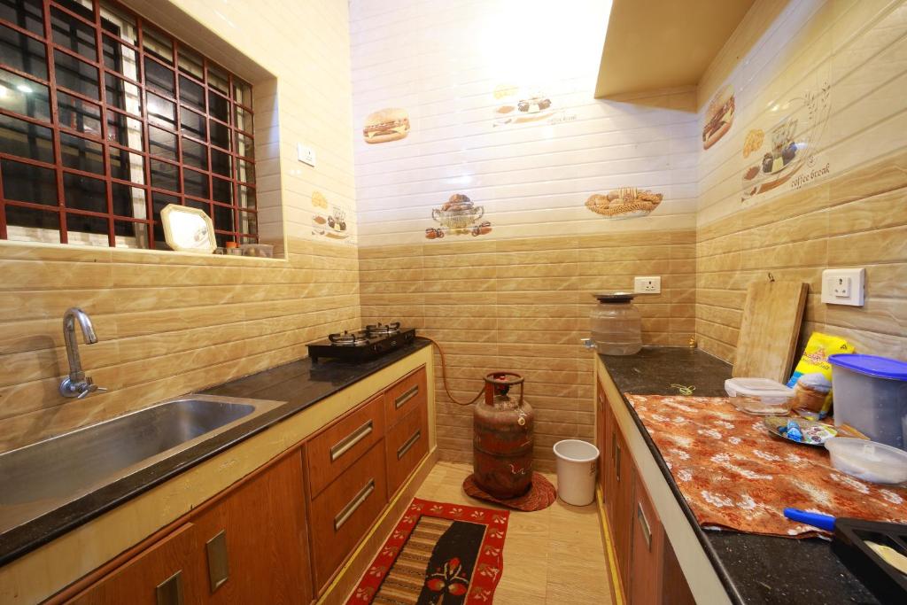 Kuchyň nebo kuchyňský kout v ubytování Chithralaya Guest House