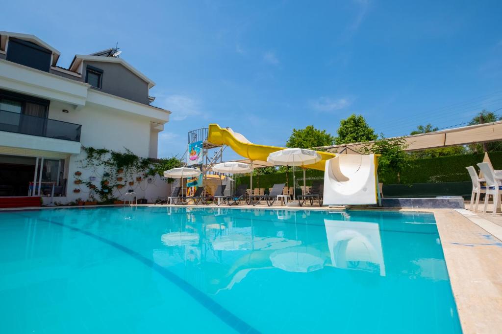 Bazén v ubytování Aliş Hotel Fethiye nebo v jeho okolí