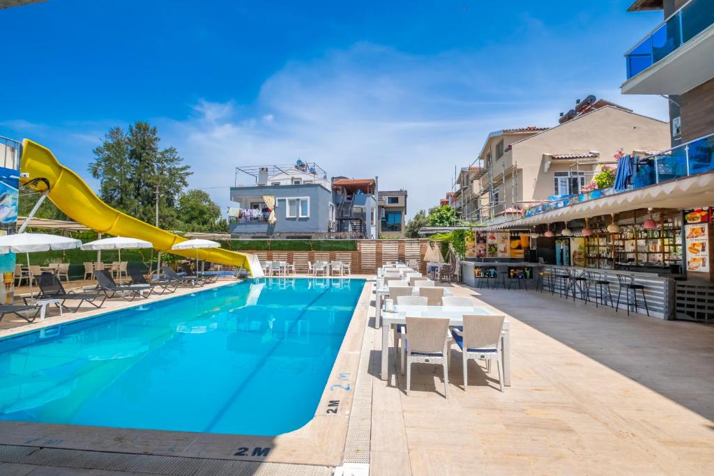 Bazén v ubytování Aliş Hotel Fethiye nebo v jeho okolí