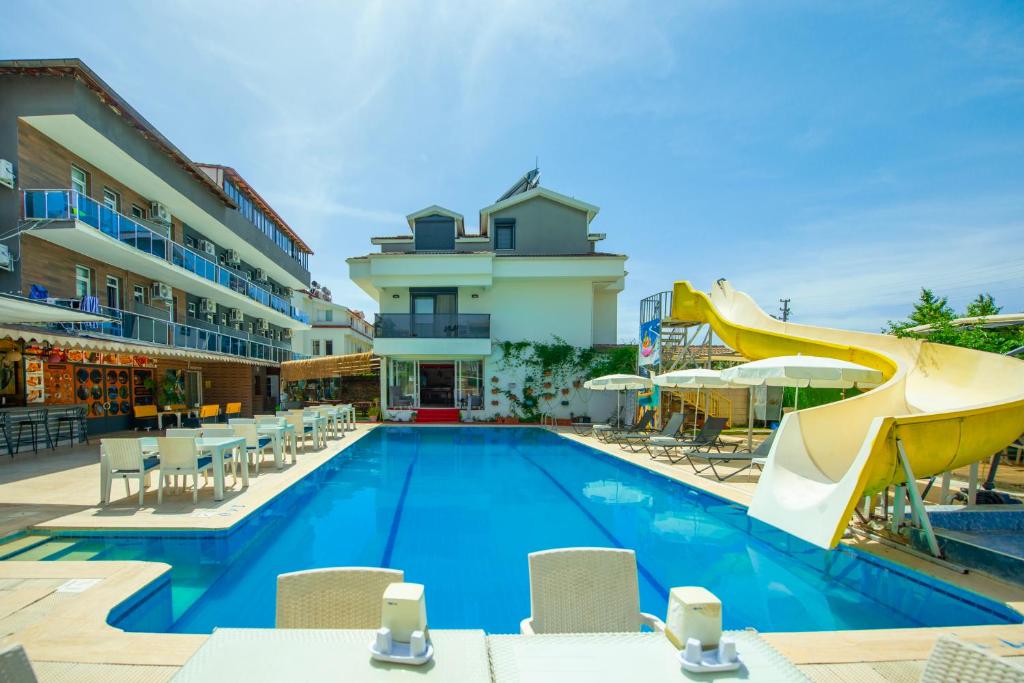 Bazén v ubytování Aliş Hotel Fethiye nebo v jeho okolí