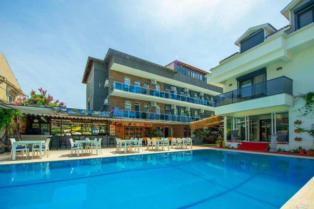 Bazén v ubytování Aliş Hotel Fethiye nebo v jeho okolí