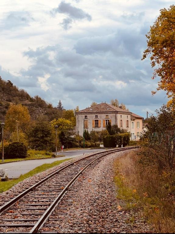 une voie ferrée vide devant un bâtiment dans l'établissement Maison Gabriel, à Lamastre