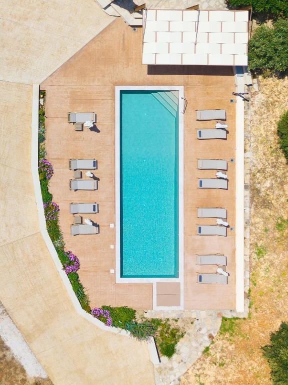 an overhead view of a swimming pool with lounge chairs at Villa Andromeda Fres in Frés