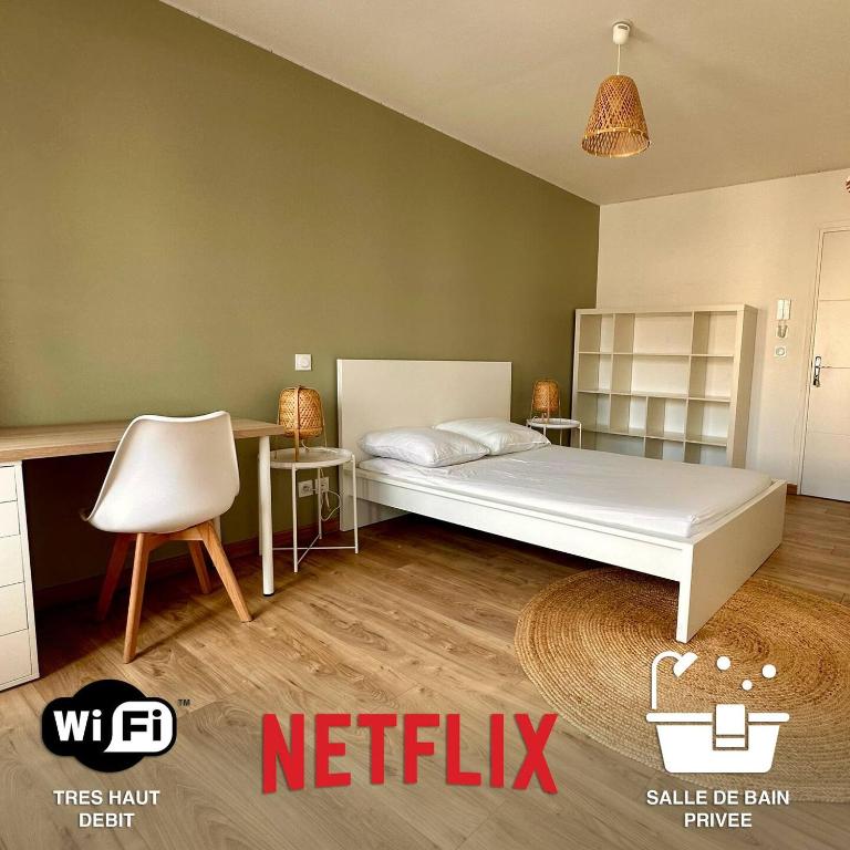 une chambre avec un lit, un bureau et une chaise dans l'établissement Chambres 20m2, SDB PV, Centre, WIFI, Appart 160m2, à Tourcoing