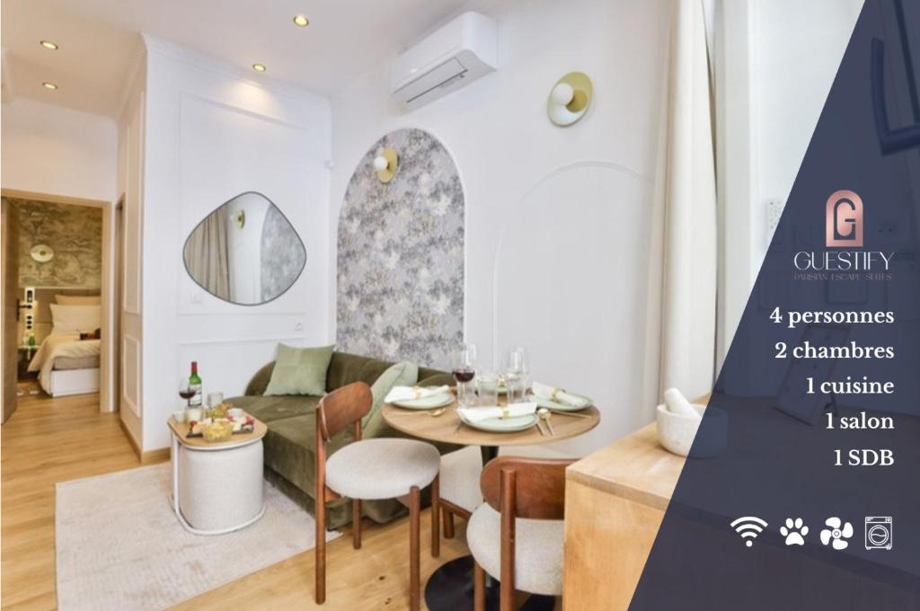 un salon avec un canapé et une table dans l'établissement New! Le Vénitien, Parisian Getaway, Sacré-Cœur, à Paris