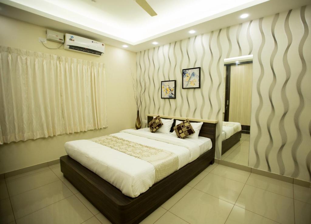 Una cama o camas en una habitación de Benaka Suites