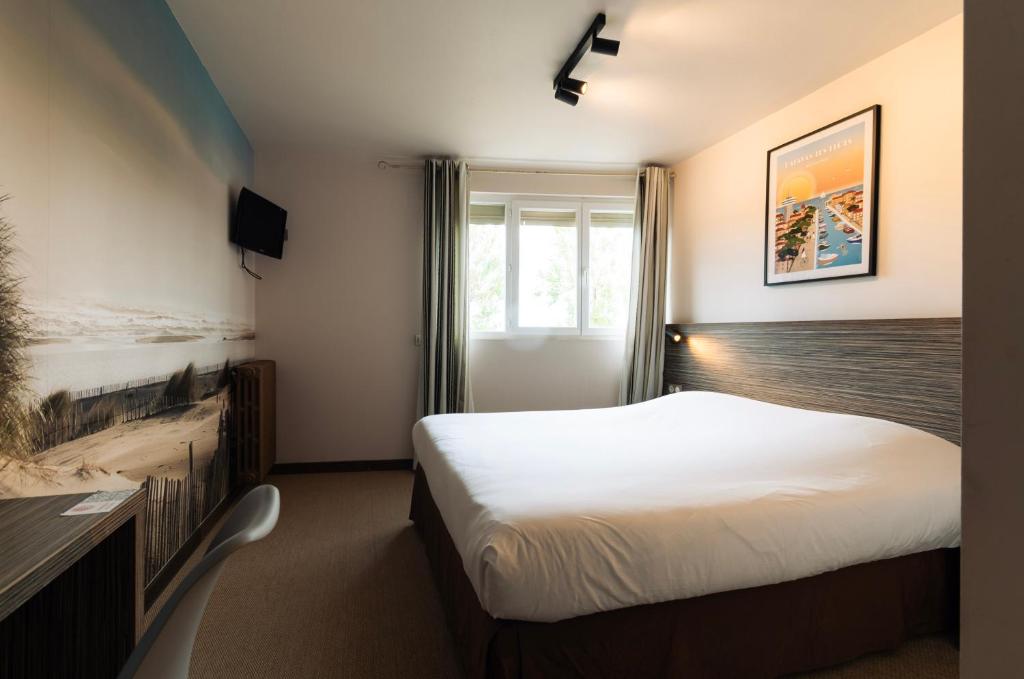 Postel nebo postele na pokoji v ubytování Hôtel du Midi Plage