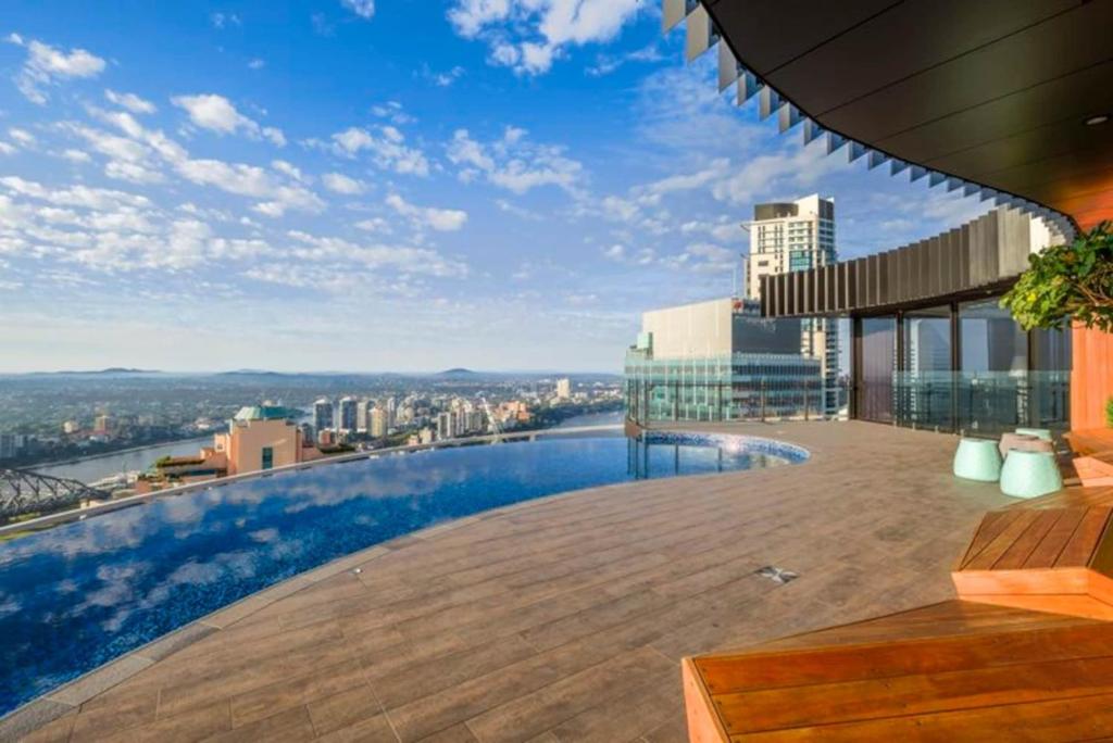 una piscina en la azotea de un edificio en KozyGuru | Brisbane CBD | 1 Bed APT | Spire, en Brisbane