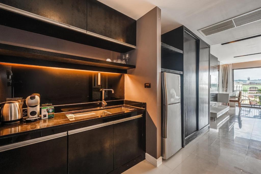 Kuchyň nebo kuchyňský kout v ubytování C197 Condo 1BR with Pool 3 Min Walk to Beach