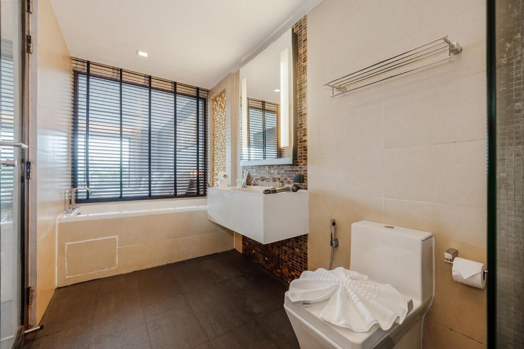 Postel nebo postele na pokoji v ubytování C197 Condo 1BR with Pool 3 Min Walk to Beach