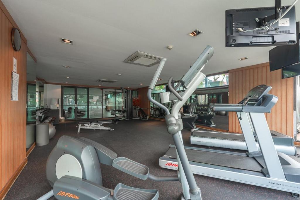 Fitness centrum a/nebo fitness zařízení v ubytování C197 Condo 1BR with Pool 3 Min Walk to Beach