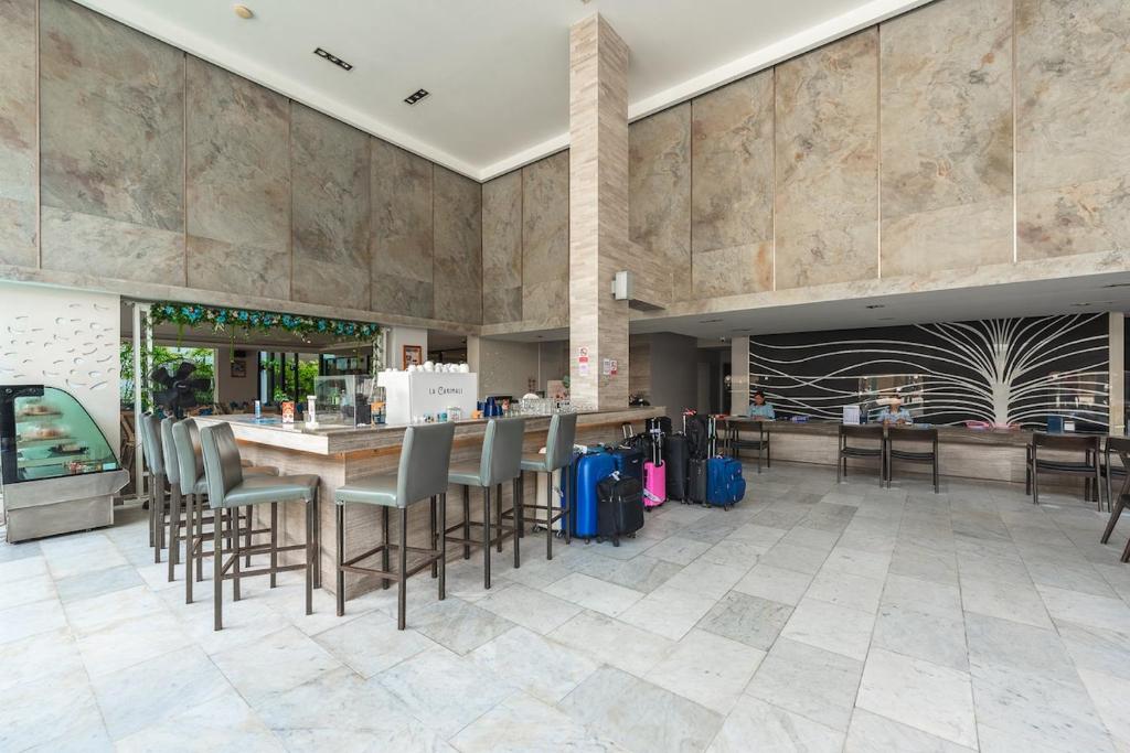 Restaurace v ubytování C197 Condo 1BR with Pool 3 Min Walk to Beach