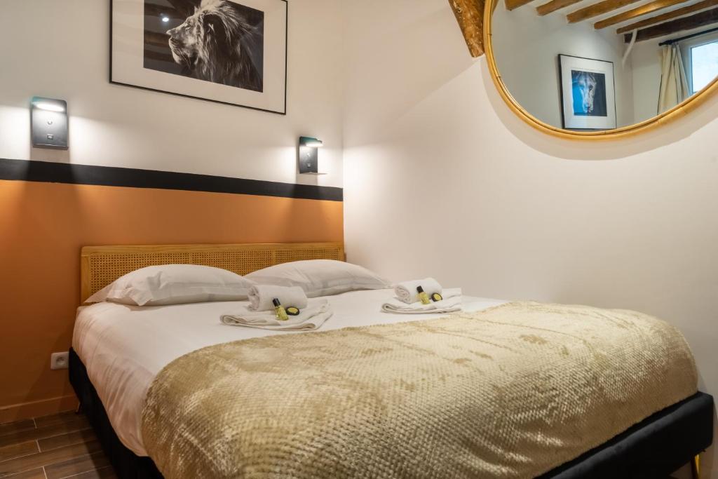 une chambre avec un lit avec un miroir au mur dans l'établissement Cozy Suite with Sauna - Le Marais, à Paris