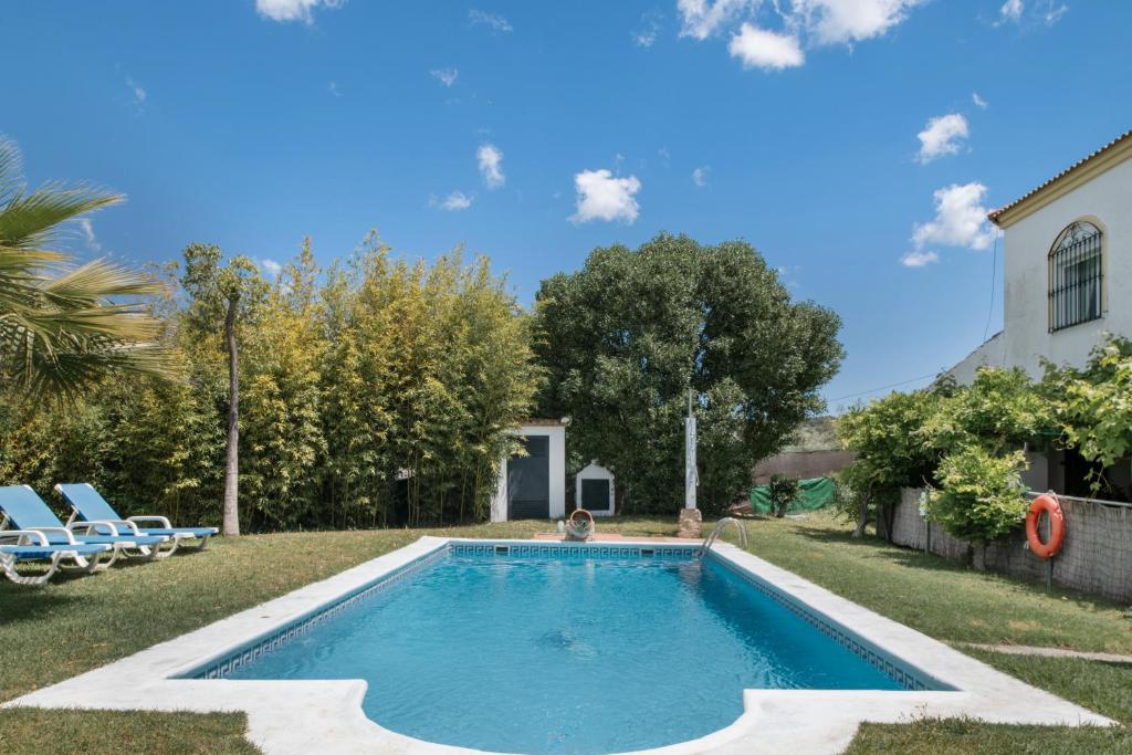 una piscina en el patio de una casa en Casa Cantarrana, en Arriate