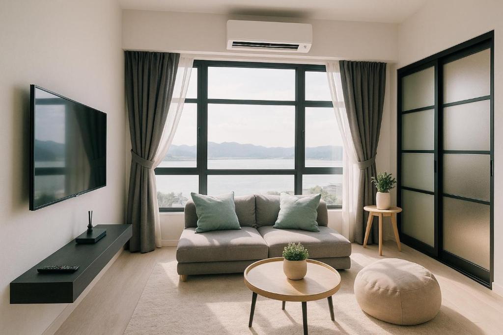 TV a/nebo společenská místnost v ubytování ENDLESS SUMMER Jesselton Quay Kota Kinabalu 來繕旅遊