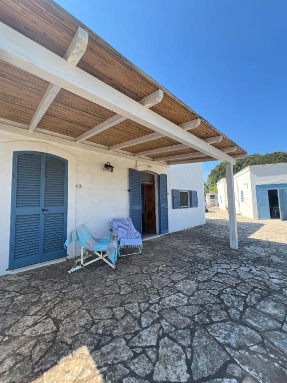 a patio with a wooden pergola and a chair at La Lamia celeste in Impalata