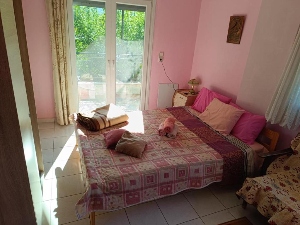 Postel nebo postele na pokoji v ubytování Dimis apartments