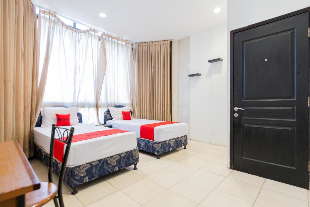 Łóżko lub łóżka w pokoju w obiekcie RedDoorz at Sparkling Hotel Surabaya