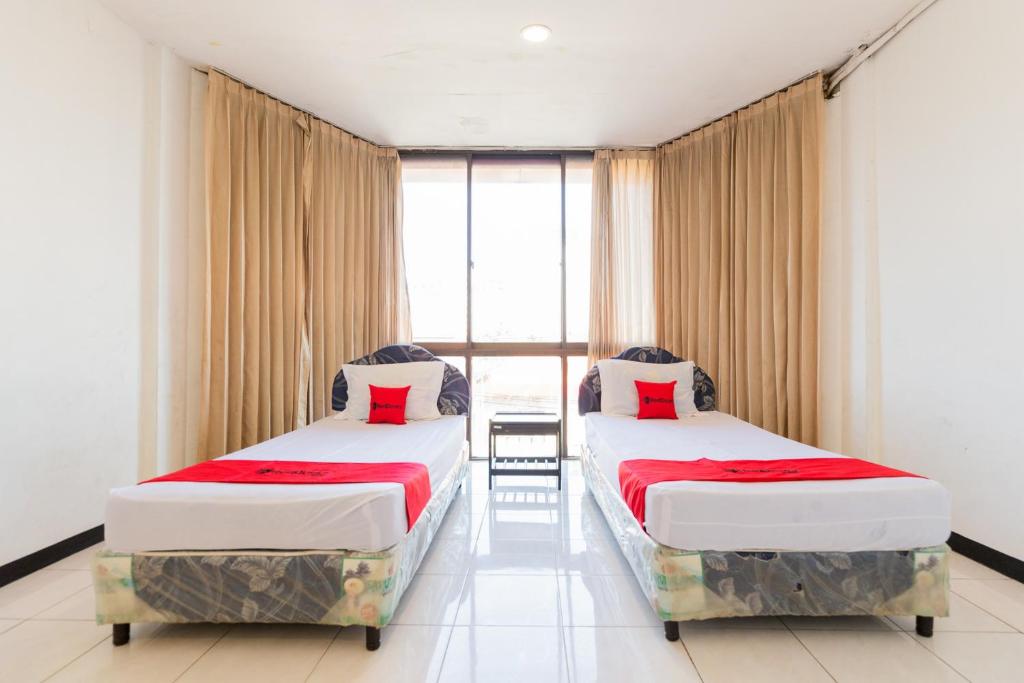 Łóżko lub łóżka w pokoju w obiekcie RedDoorz at Sparkling Hotel Surabaya