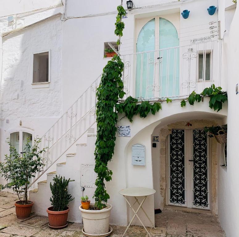 een wit gebouw met klimop erop bij Casa L'Isule in Cisternino
