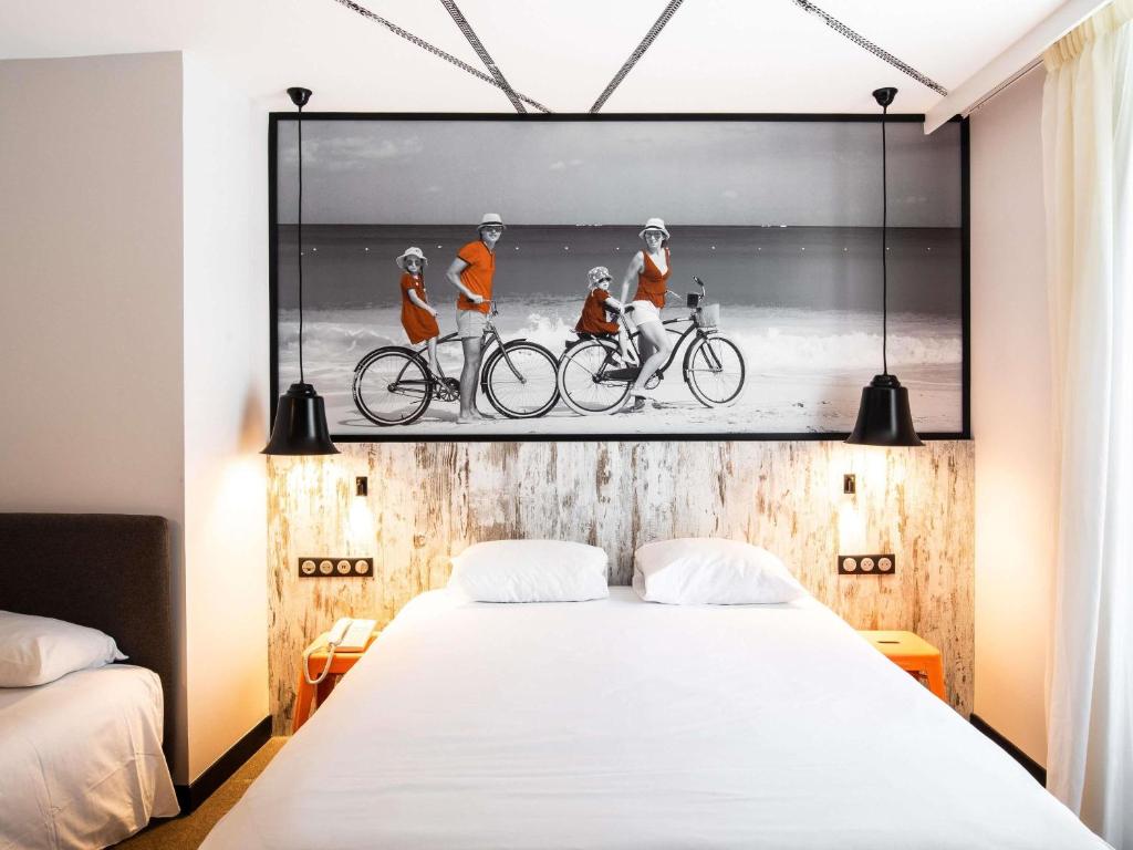 Postel nebo postele na pokoji v ubytování ibis Styles Dinan Centre Ville