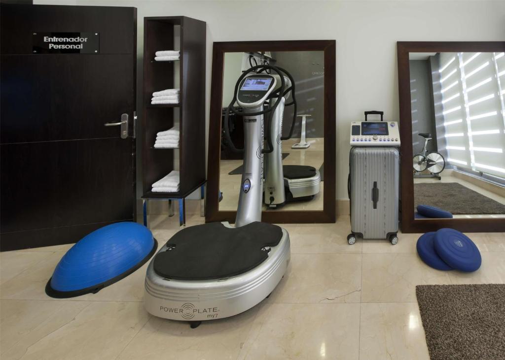 Posilňovňa alebo fitness centrum v ubytovaní NH Collection Santiago de Compostela