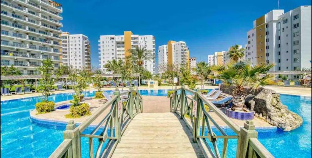 Piscina de la sau aproape de Caesar Resort Atilius 58