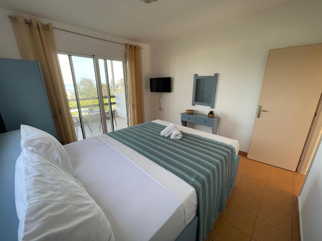 Postel nebo postele na pokoji v ubytování Plastiras Sea View Apartments