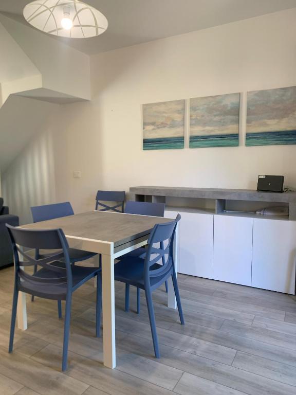 a dining room with a table and chairs at Appartamento Oberdan in Milano Marittima